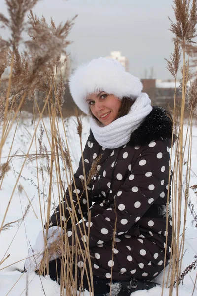 Молода Жінка Прогулянці Взимку Одягнений Зимовий Одяг Вона Сіла Серед — стокове фото