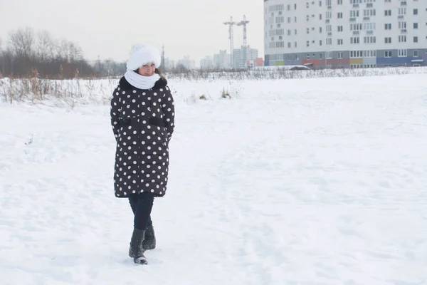 Молода Жінка Прогулянці Взимку Одягнений Зимовий Одяг Навколо Багато Снігу — стокове фото