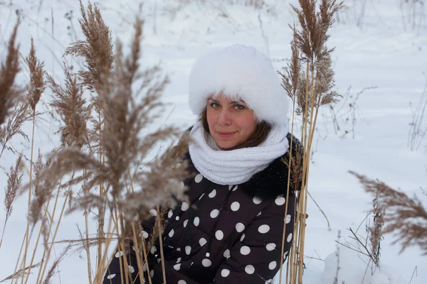 Молода Жінка Прогулянці Взимку Одягнений Зимовий Одяг Вона Сіла Серед — стокове фото