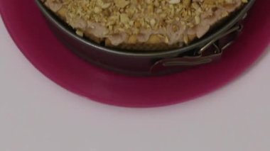 Kremayla kaplı bisküvilerden yapılmış bir pasta. Kavrulmuş fıstık serpiştirilmiş. Metal şeklinde. Yukarıdan çekilen.