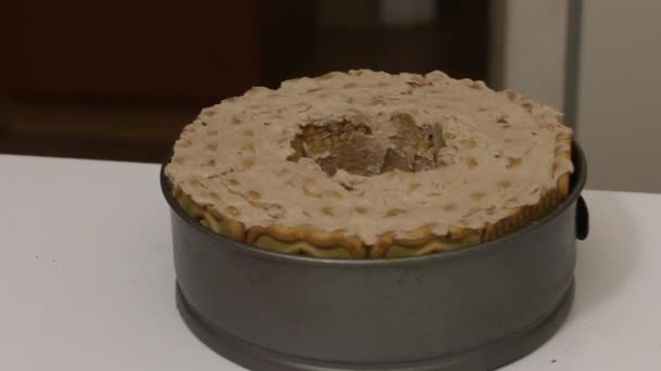 Un pastel de galletas untadas con crema. Embalado en un molde de metal. Primer plano de disparo. — Vídeos de Stock