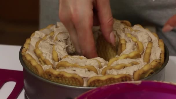 一个女人用饼干做蛋糕.把奶油撒在饼干上.特写镜头. — 图库视频影像