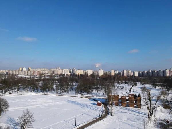 上から都市の冬の風景 市内の公園内には複数階建ての建物や木が見える — ストック写真