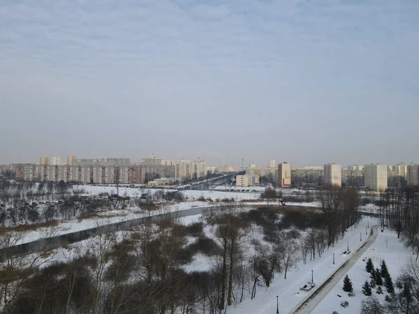 上から都市の冬の風景 市内の公園内には複数階建ての建物や木が見える — ストック写真