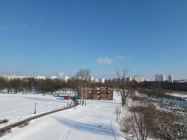 Urbana Vinterlandskap Uppifrån Flervåningshus Och Träd Stadsparken Synliga — Stockfoto