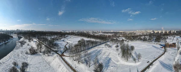 Stedelijk Winterlandschap Van Bovenaf Meerverdiepingen Tellende Gebouwen Bomen Het Stadspark — Stockfoto