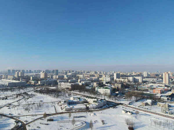 Городской Зимний Пейзаж Сверху Городском Парке Видны Многоэтажные Здания Деревья — стоковое фото