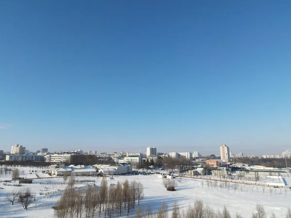 上から都市の冬の風景 市内の公園内には複数階建ての建物や木が見える — ストック写真