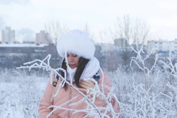 Retrato Una Chica Paseando Por Parque Invierno Las Plantas Están —  Fotos de Stock