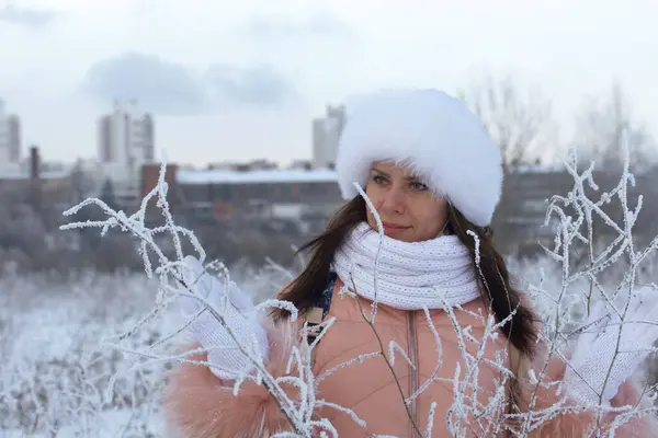 Portret Dziewczyny Spacer Zimowym Parku Rośliny Pokryte Mrozem Śniegiem — Zdjęcie stockowe