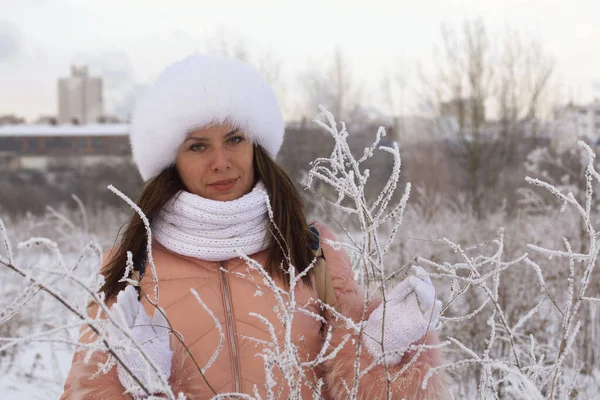 Retrato Una Chica Paseando Por Parque Invierno Las Plantas Están —  Fotos de Stock