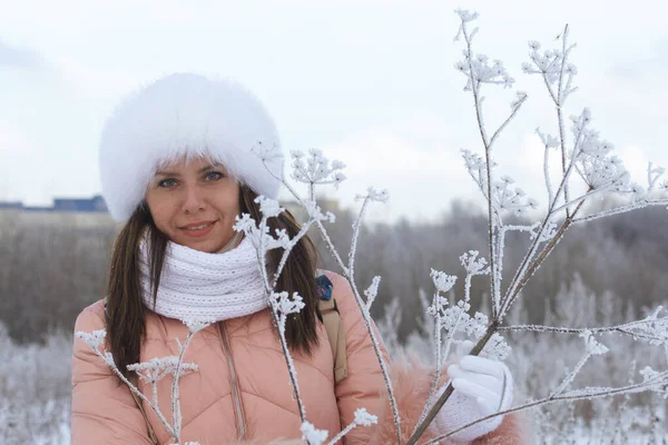 Portrait Une Fille Pour Une Promenade Dans Parc Hiver Les — Photo