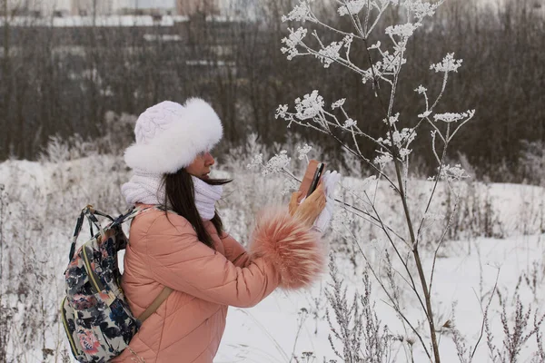 Дівчина Прогулянці Зимовому Парку Фотографії Рослин Покритих Морозом Снігом — стокове фото