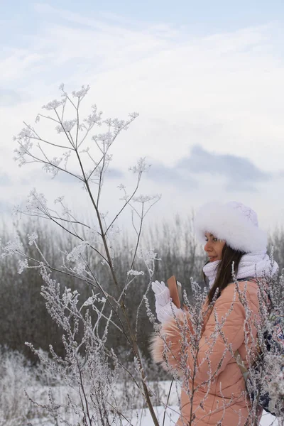 Menina Passeio Parque Inverno Fotografias Plantas Cobertas Geada Neve — Fotografia de Stock