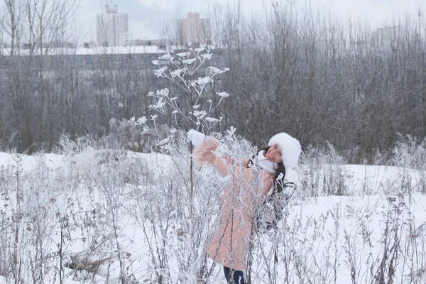 Портрет Дівчини Прогулянки Зимовому Парку Рослини Покриті Морозом Снігом — стокове фото