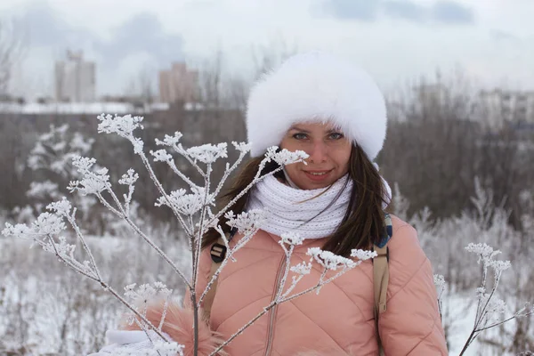 Portrait Une Fille Pour Une Promenade Dans Parc Hiver Les — Photo