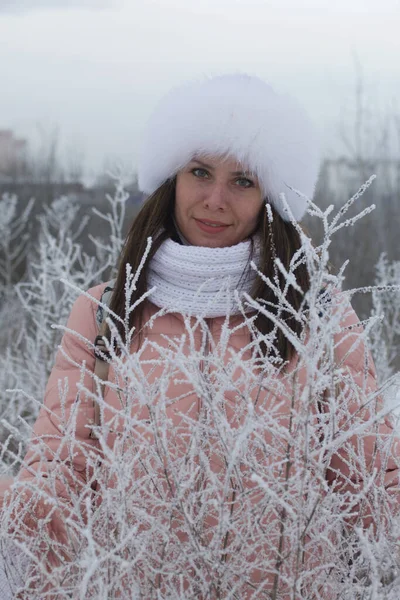 Retrato Una Chica Paseando Por Parque Invierno Las Plantas Están —  Fotos de Stock