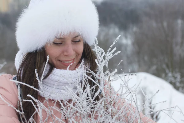 Portrait Une Fille Pour Une Promenade Dans Parc Hiver Les — Photo