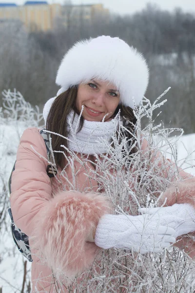 Retrato Una Chica Paseando Por Parque Invierno Las Plantas Están —  Fotos de Stock