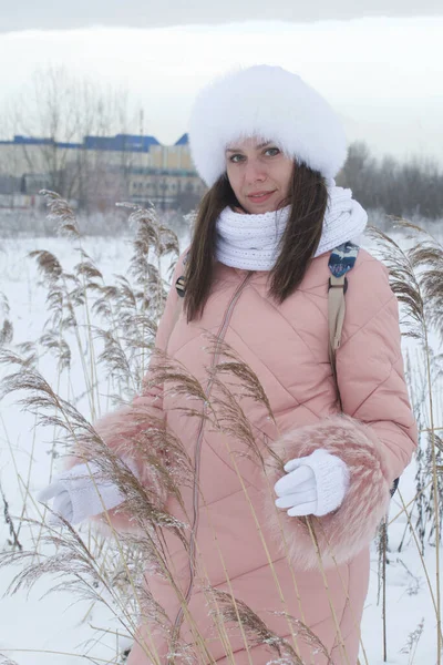 Retrato Una Chica Paseando Por Parque Invierno Las Plantas Están —  Fotos de Stock