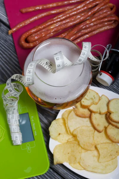 Flasche Und Glas Bier Würstchen Pommes Und Croutons Liegen Der — Stockfoto