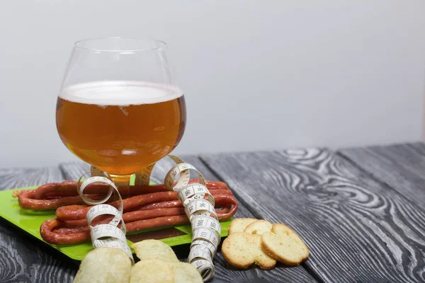 Verre Bière Des Saucisses Des Chips Des Croûtons Des Balances — Photo