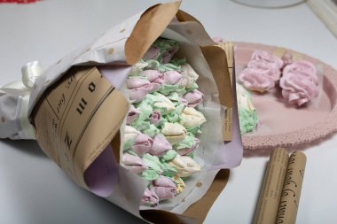 Zephyr buketi. Marshmallow laleleri bir bukette toplanır ve el işi kağıda sarılır..