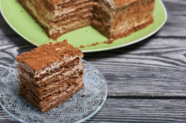 Zephyr laleleriyle süslenmiş ballı pasta. Parça kesilmiş. Çam ağacında.