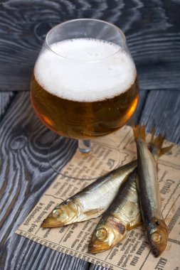 Bardakta bira ve füme balık. Çam ağacından yapılmış. Diyetsiz bir gün.