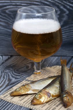 Bardakta bira ve füme balık. Çam ağacından yapılmış. Diyetsiz bir gün.