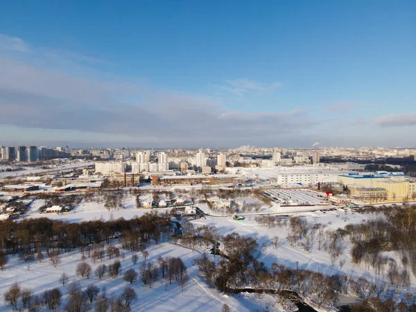 Yukarıdan Kentsel Kış Manzarası Şehir Parkındaki Çok Katlı Binalar Ağaçlar — Stok fotoğraf