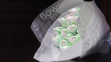 Zephyr buketi. Marshmallow laleleri bir bukette toplanır ve el işi kağıda sarılır.