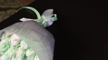 Zephyr buketi. Zephyr laleleri bir bukette toplanır ve el sanatları kağıdına sarılır..