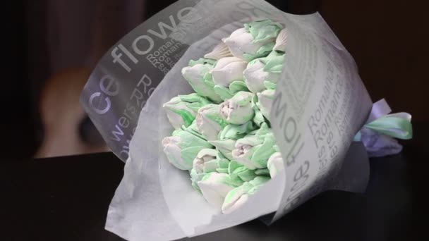 Zephyr boeket. Marshmallow tulpen worden verzameld in een boeket en verpakt in ambachtelijk papier. — Stockvideo