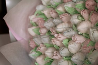 Zephyr buketi. Marshmallow laleleri bir bukette toplanır ve kağıda sarılır..