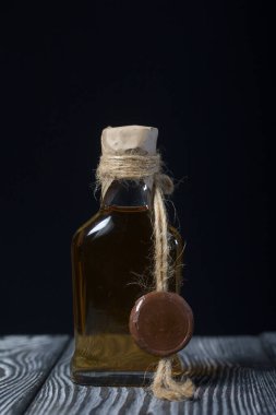 Hediye alkolü. Tahtada bir şişe alkol var. Yakın çekim..