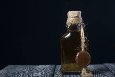 Hediye alkolü. Tahtada bir şişe alkol var. Yakın çekim..