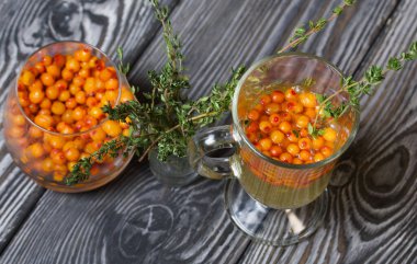 Köpüklü şarap ve deniz dikenli kokteyl. Deniz dikenli bellini. Kekikle süslenmiş..