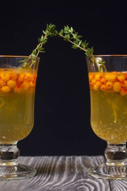 Köpüklü şarap ve deniz dikenli kokteyl. Deniz dikenli bellini. Kekikle süslenmiş..