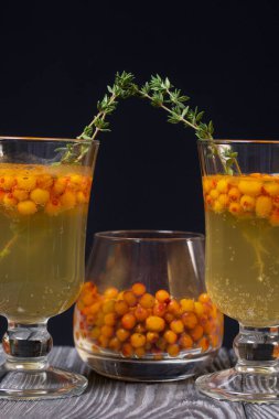 Köpüklü şarap ve deniz dikenli kokteyl. Deniz dikenli bellini. Kekikle süslenmiş..