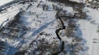 Kış parkı üzerinde uçuş. İnsansız hava aracı asteroid modunda ateş ediyor. Kış manzarasının hava görüntüsü.