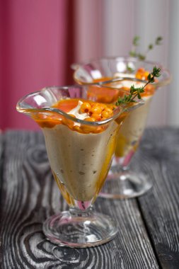 Kase içinde deniz dikenli şekerleme. Deniz dikenli jöle ve böğürtlenlerle süslenmiş..