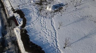 Drone kar kalesine doğru uçuyor. Kış parkında uçuş.