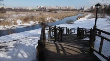 Loshitsa parkındaki tahta merdivenler, Minsk, Belarus. Düşük irtifada merdivenlerden kemere doğru uçun. Kış manzarası.