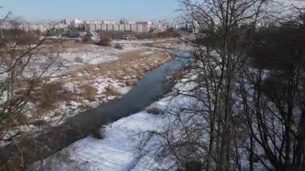 白俄罗斯明斯克Loshitsa公园的建筑。飞过拱门。相机回来了。冬季景观. — 图库视频影像