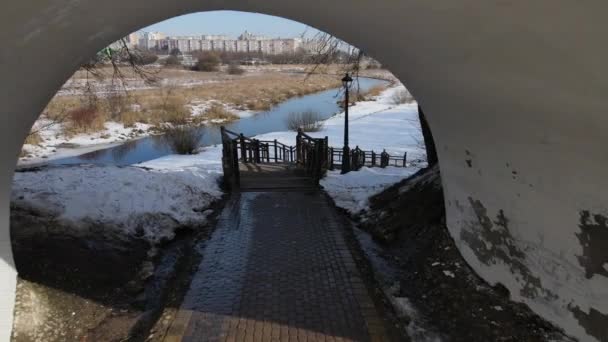 Arquitectura en Loshitsa Park, Minsk, Bielorrusia. Volando desde el arco en altura. Cámara atrás. Paisaje invierno. — Vídeos de Stock