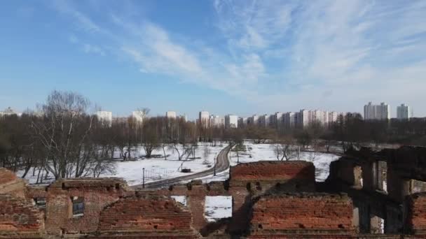 Ruinerna av en gammal kvarn i Loshitsa Park, Minsk, Vitryssland. Flyg över väggarna i den förstörda byggnaden. Vinterlandskap. — Stockvideo