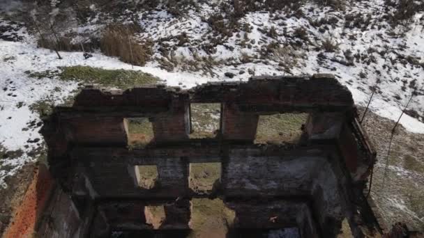 Ερείπιο παλιού μύλου στο πάρκο Loshitsa, Μινσκ, Λευκορωσία. Η κάμερα μπαίνει σε ένα παλιό ερειπωμένο κτίριο. Χειμερινό τοπίο. — Αρχείο Βίντεο