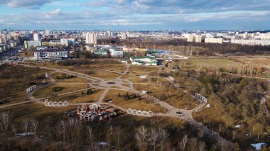 Spring City Parkı üzerinde uçuş. Aşağıda yaya geçitlerinin birbirine dolaştığını görebiliyorsunuz. Uzakta yüksek binalar var..