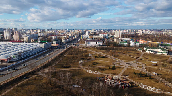 Полет над парком Спринг Сити. Ниже вы можете увидеть переплетение пешеходных переулков. Высотные городские дома вдалеке.
